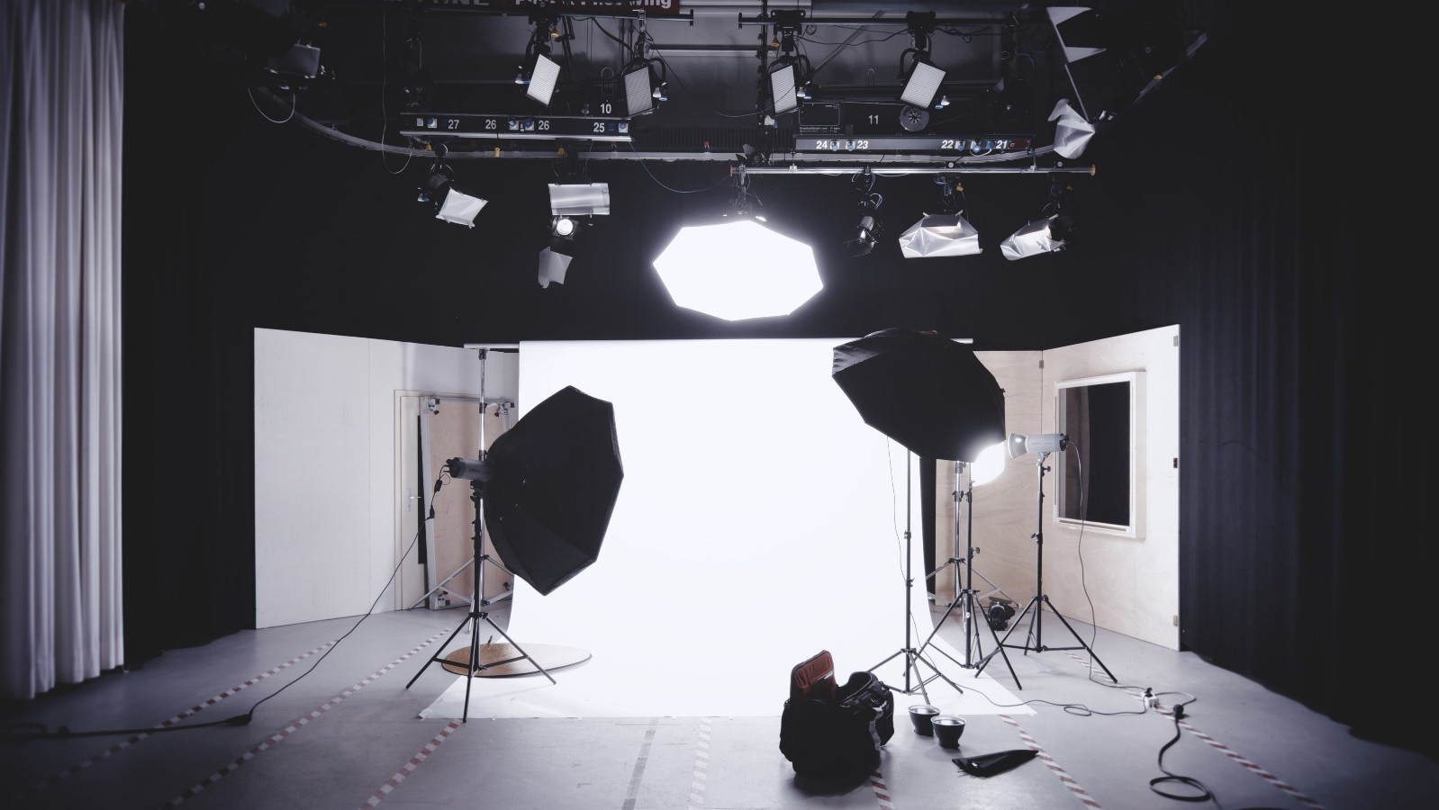 The NC-02 is a specialized heatsink engineered for efficient cooling in professional photography lighting
